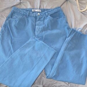 Zara jeans vintage-style light blue denim pants featuring a frayed hem Size 6